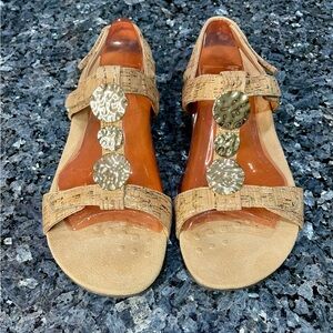 Vionic Farra Tan Orthotic Design Cork Sandals with Gold Metallic Details Size 8